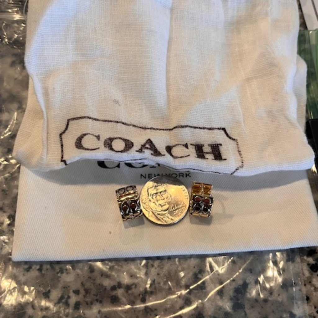 Coach Quilted C Huggie Earrings 60$